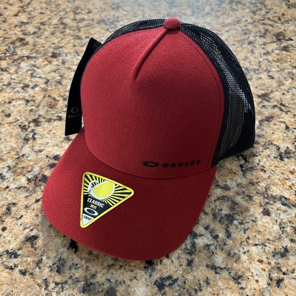 Iron red Oakley’s man cap